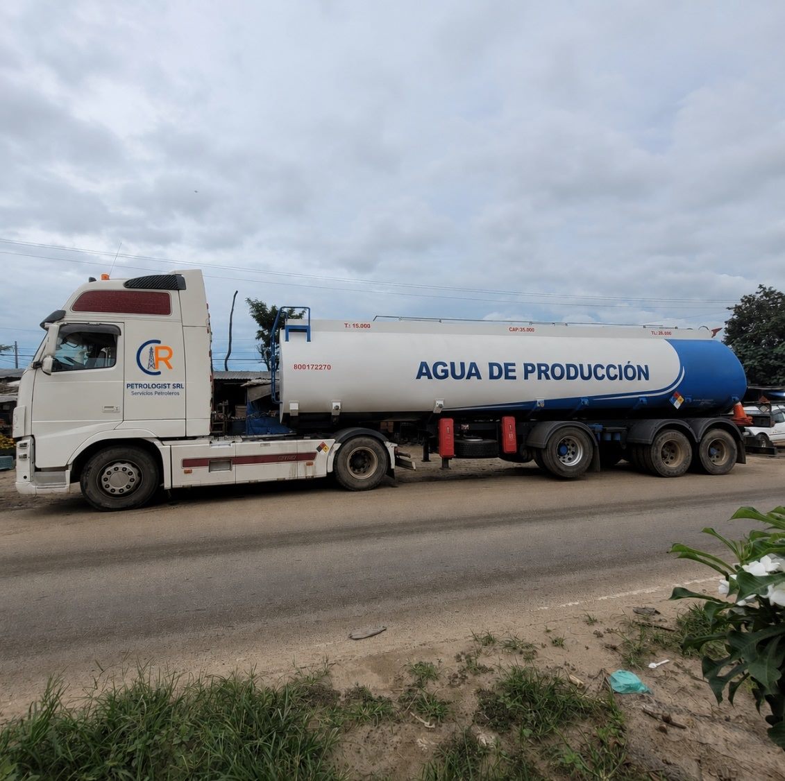 Cisterna de CR Petrologist SRL para transporte de agua de producción en Bolivia
