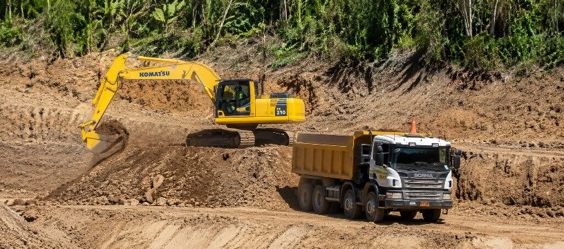 Alquiler de equipos pesados y cisternas de CR Petrologist SRL