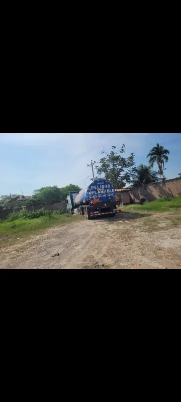 Cisterna de transporte de Jet Fuel A-1 en ruta en Bolivia