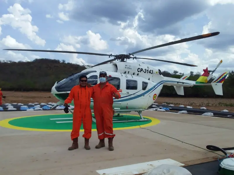 Personal técnico de CR Petrologist en operación de recarga de Jet Fuel A-1 junto a helicóptero en Bolivia