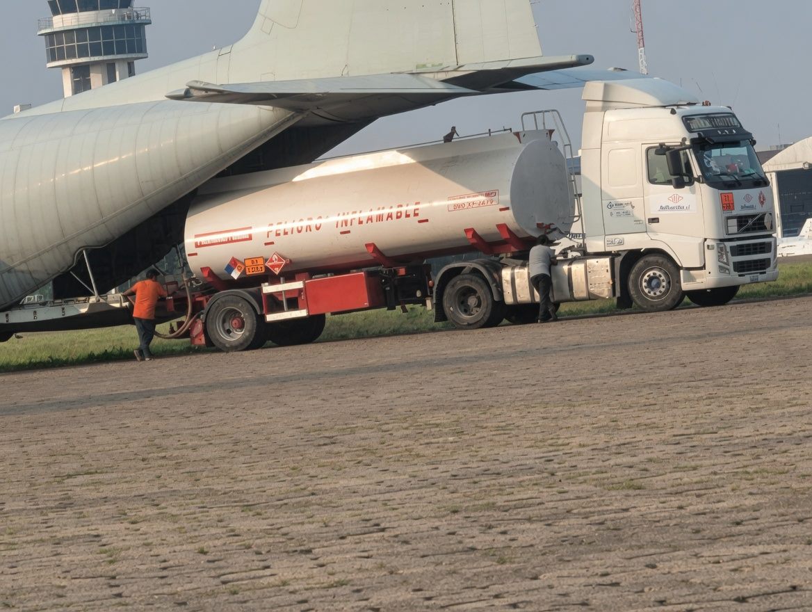 Cisterna de CR Petrologist SRL abasteciendo combustible aeronáutico junto a aeronave en pista, Bolivia