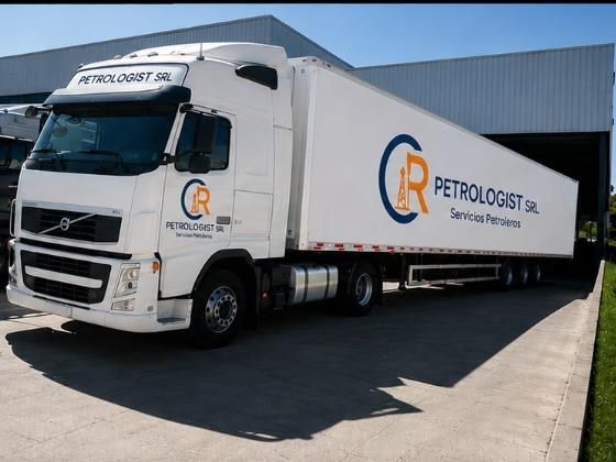 Unidad de transporte de carga de CR Petrologist SRL en instalaciones logísticas