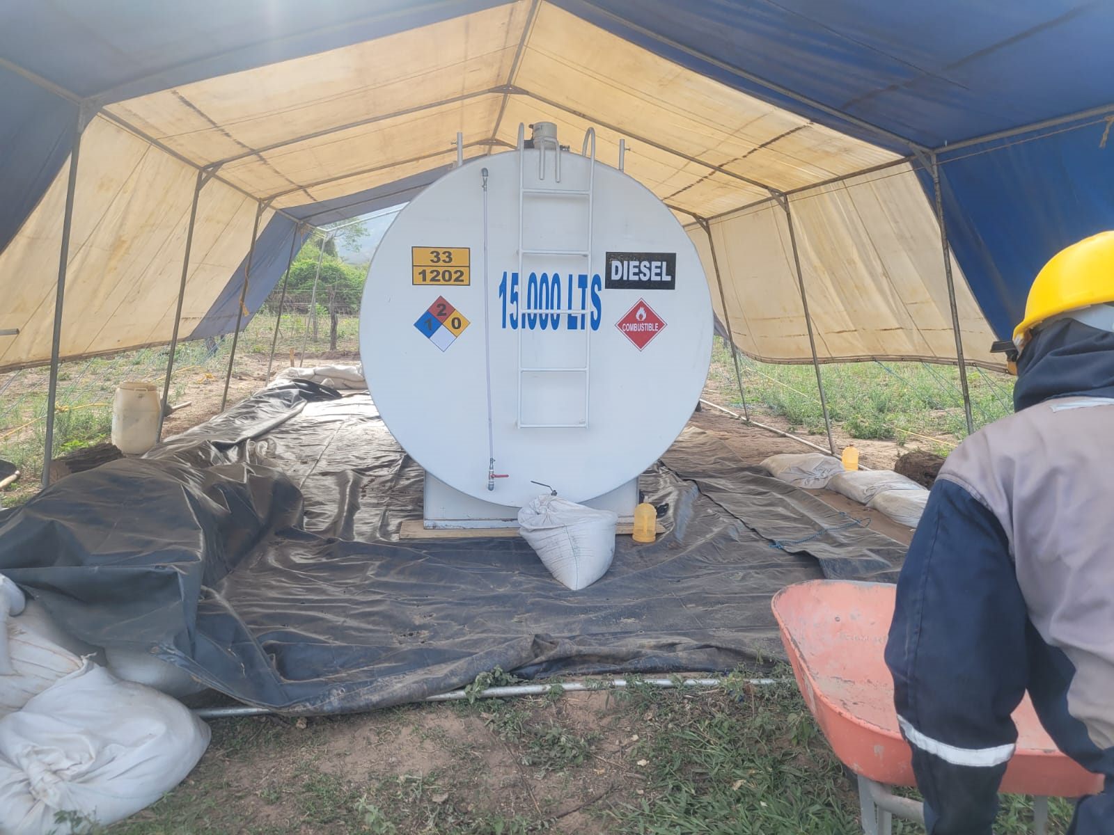 Instalación de tanque de diesel con operador técnico en campo, Bolivia