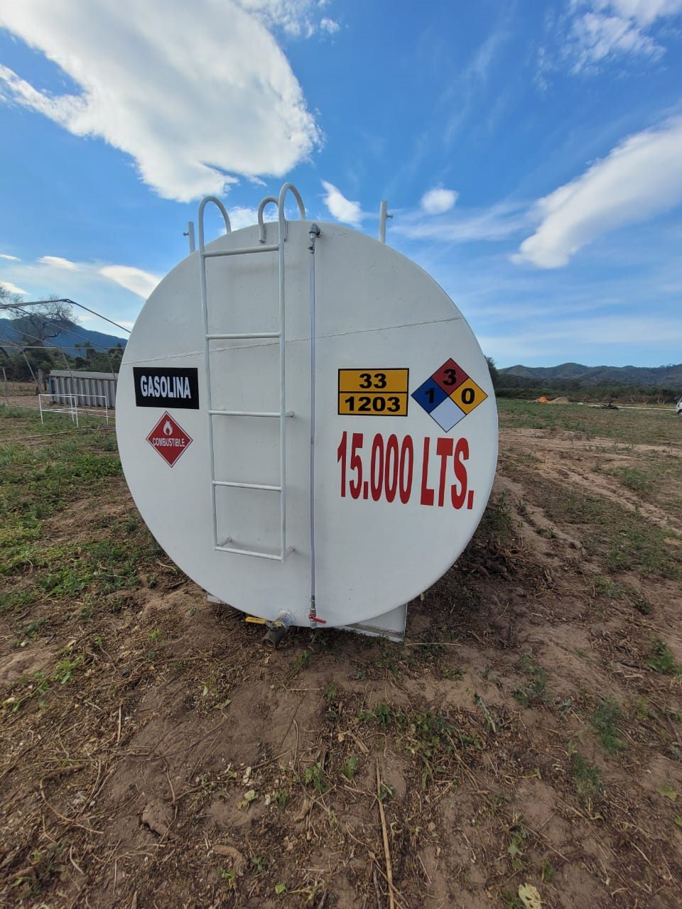 Tanque de gasolina de 15.000 litros para suministro de combustible en Bolivia